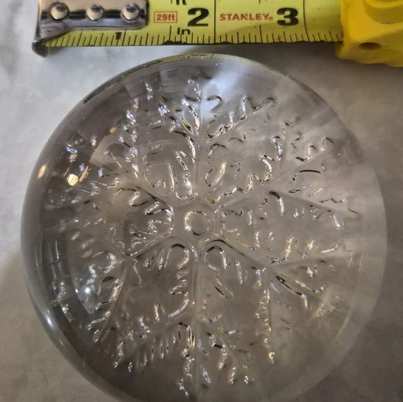 Vintage CLEAR ART GLASS PAPERWEIGHT SNOWFLAKE 3.5" DIAMETER - Picture 3 of 3